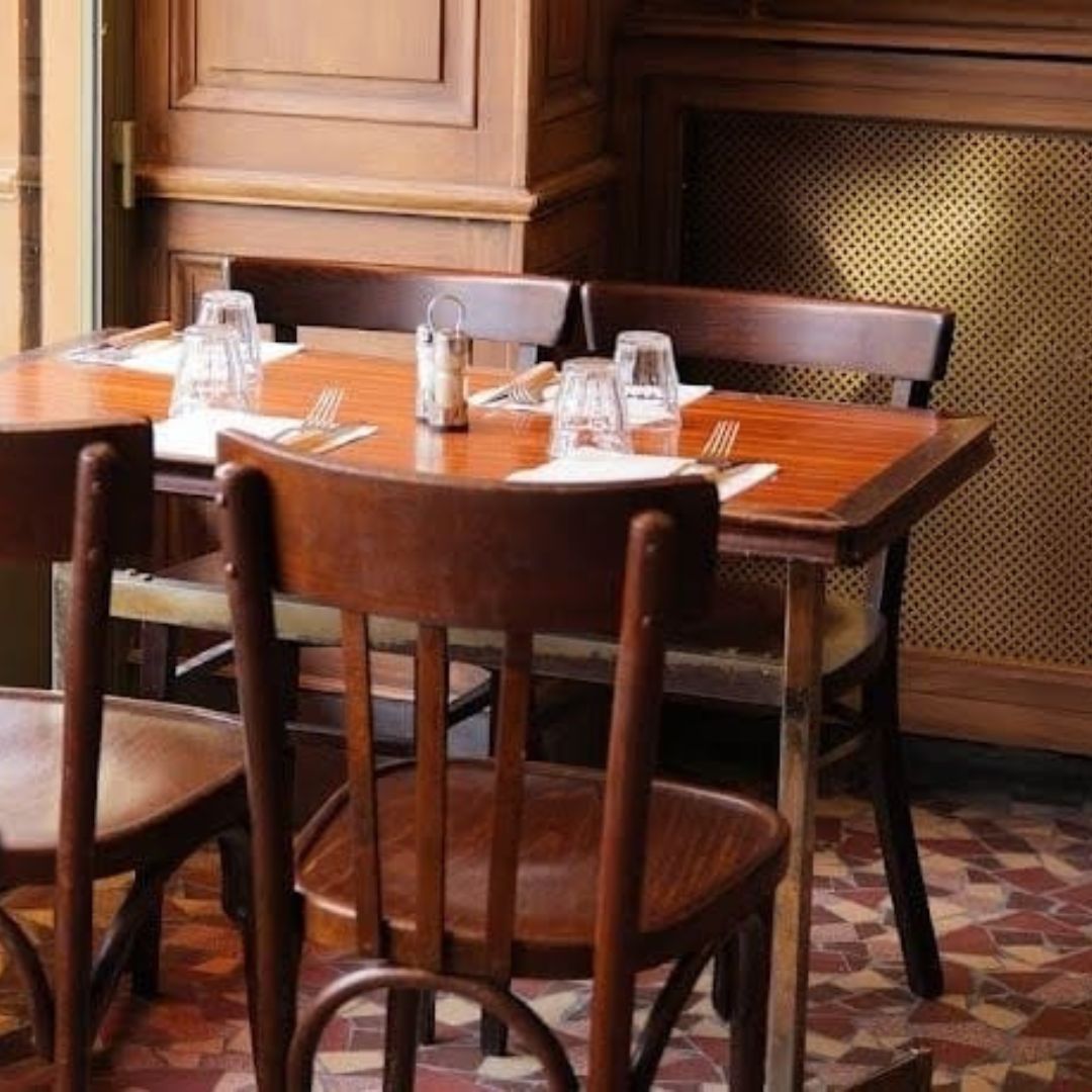 table de bistro parisien dressé